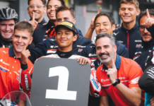 Moto2 dan Moto3 GP Australia 2026 Dibatalkan, Veda Ega Gagal Beraksi dari Pole Position Veda Ega Pratama berpose bersama anggota Honda Team Asia sambil memegang papan nomor satu