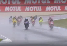 Parade Perpisahan MotoGP di Phillip Island 2026, Jack Miller Bagikan Perlengkapan Balap Sejumlah pembalap motor melintasi lintasan basah dalam parade di Phillip Island saat hujan