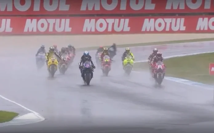 Sejumlah pembalap motor melintasi lintasan basah dalam parade di Phillip Island saat hujan