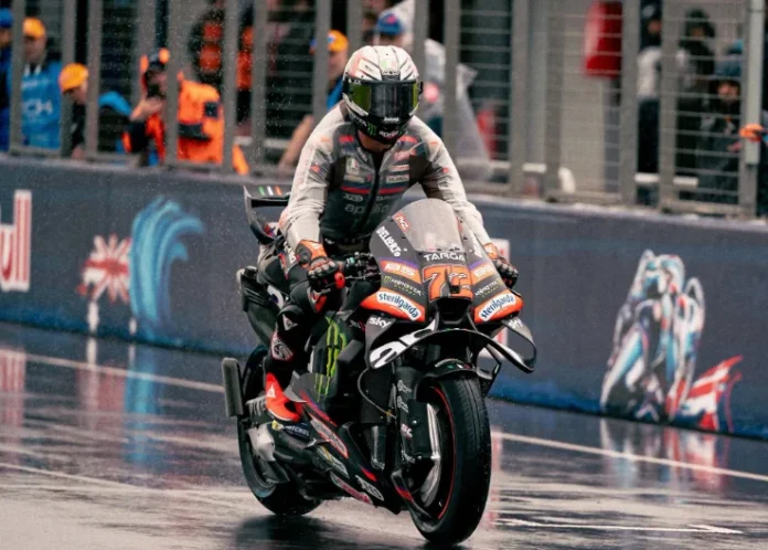 Marco Bezzecchi mengendarai motor Aprilia Racing di lintasan basah