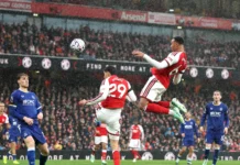 Hasil Arsenal vs Everton: Menang 2-0, Konsa dan Gabriel Jadi Penentu Dua pemain Arsenal melompat menyambut bola dalam pertandingan melawan Everton di Emirates Stadium.